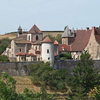 Photo de l'Abbaye Saint Vincent à Chantelle (Allier) vue de l'extérieur.