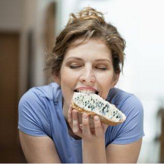 Photo d'une femme savourant un morceau de bleu de la marque 