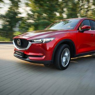 Très beau véhicule rouge de la marque Mazda