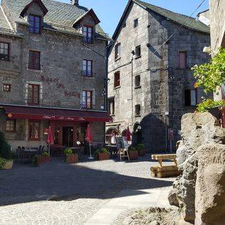 Photo de l'Hôtel Le Sancy vu de l'extérieur avec sa terrasse à Besse