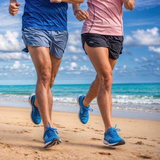 Une femme et un homme faisant un jogging sur la plage