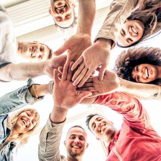 Groupe de personnes souriantes