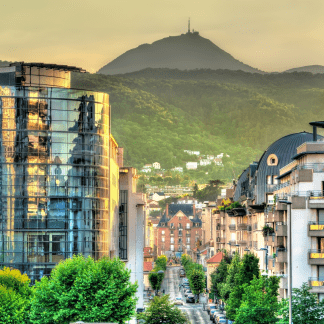 Très belle photo du Puy-de-Dôme avec en premier plan la ville de Clermont-Ferrand