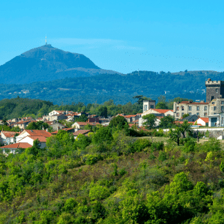 Ville de Châteaugay avec en arrière plan le puy de dôme