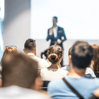 Formateur devant groupe d'apprenantes et d'apprenants