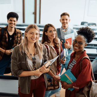 Groupe de jeunes diplômés. Heureux d'être diplômés !