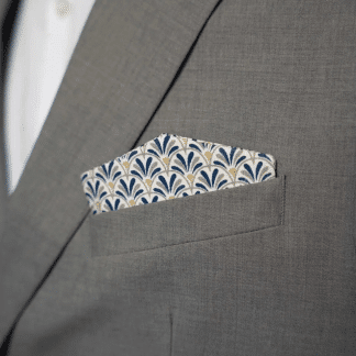 Jolie pochette de costume avec des motifs blancs bleus et dorés