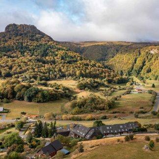 Le Sancy Resort, niché au cœur du Massif du Sancy, offre une escapade idéale mêlant tranquillité et diverses activités. Avec 19 appartements équipés d'une literie haut de gamme, un restaurant bistronomique, un spa, et des espaces séminaires, le complexe propose une expérience complète.